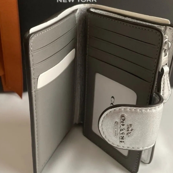 Medium Corner Zip Wallet In Silver Metallic With Puffy Diamond Quilting - Picture 9 of 12